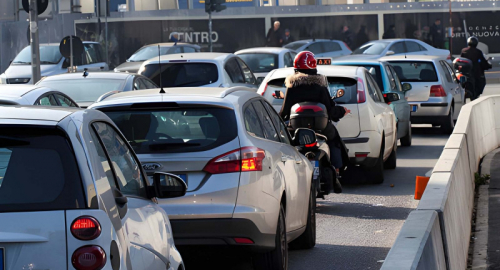 Bollino rosso sulle strade: parte il primo grande esodo dell'estate 2026